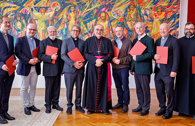 Diözesanbischof Wilhelm Krautwaschl umringt von geehrten Priestern.