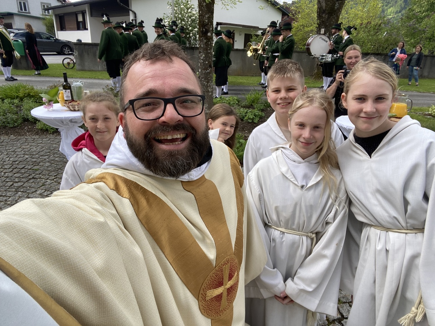 Ministranten mit Pater Ulrich  / Pater Ulrich Diel OSB Pfarre Altenmarkt an der Enns