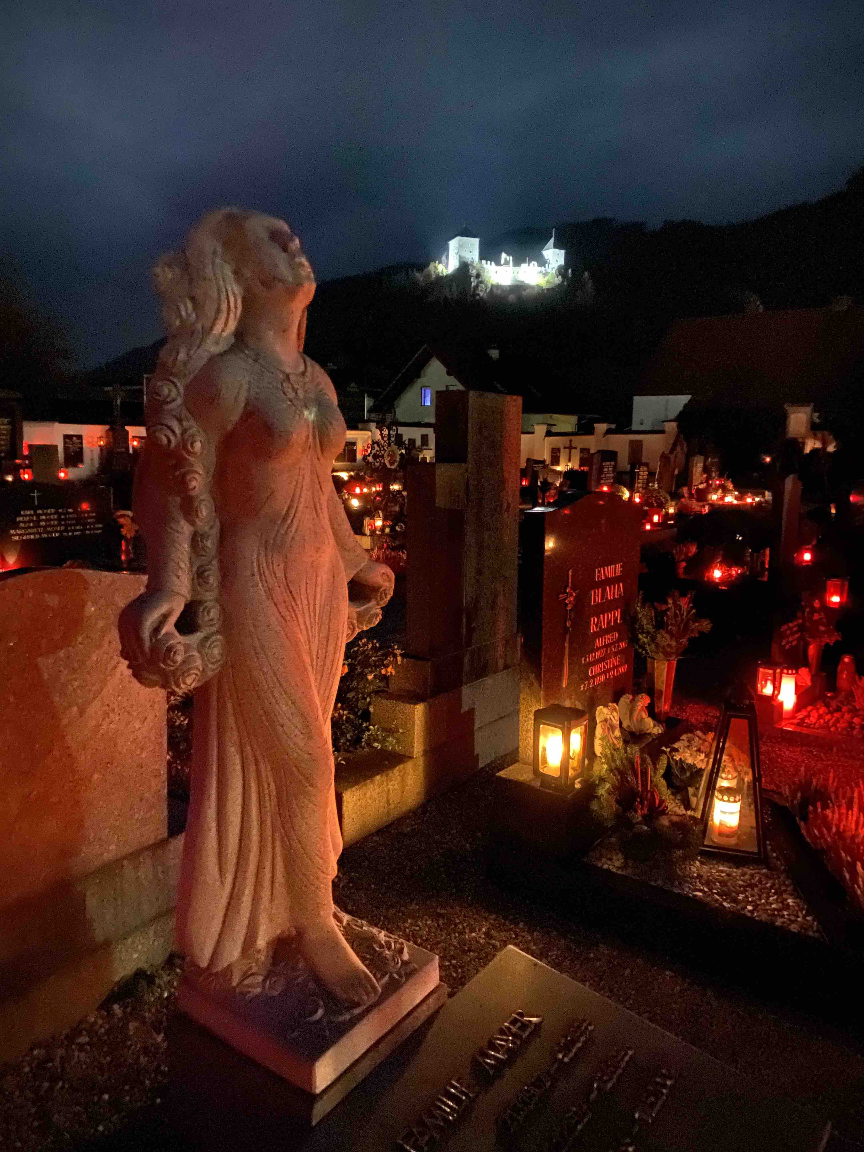 Friedhof Sankt Gallen bei Nacht / Ulrich Diel Pfarre St. Gallen